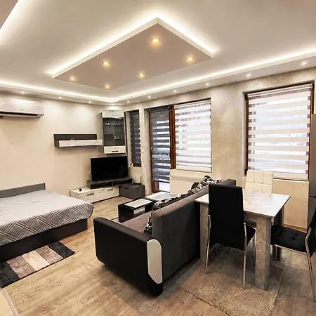 Elegant Ground-floor With Covered Terrace And Direct Access To Nature Lejlighed *