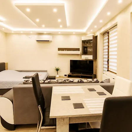 Elegant Ground-floor With Covered Terrace And Direct Access To Nature Lejlighed