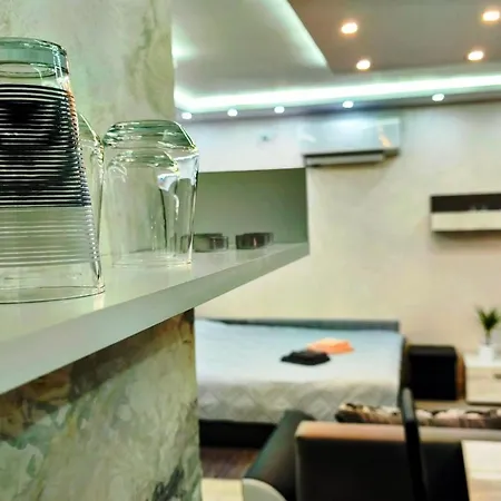 Elegant Ground-floor With Covered Terrace And Direct Access To Nature Lejlighed